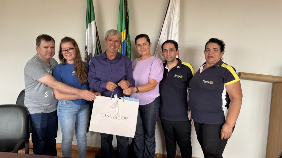 Prefeito de Rio Paranaíba recebe os membros do Rotary Club e da APAE no gabinete