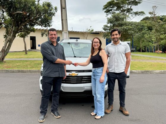 Prefeito Major Adriano e Vice-Prefeito Lucas Silva entregam carro 0km à Secretária de Educação Elaine Boaventura